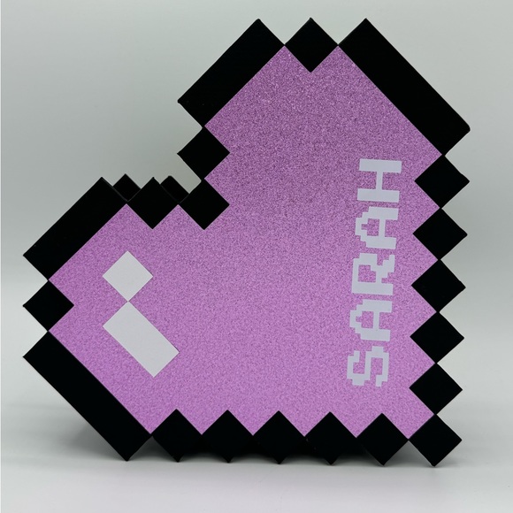 Pixelated heart-shaped box customized with magnetic side closure. - Picture 2 of 12
